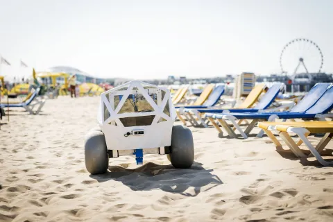 project BB, the garbage robot that filters small waste such as cigarettes from sand with Scheveningen's Pier and Ferris wheel as the background