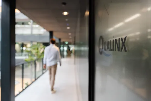 Man walking corridor Qualinx